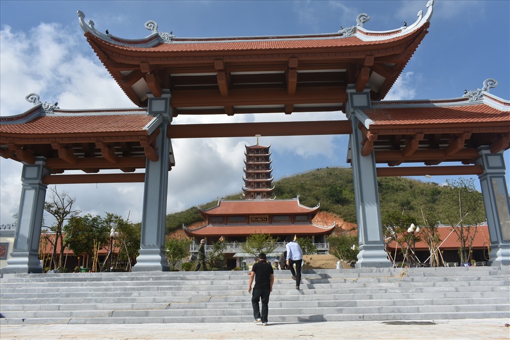 Khuôn viên rộng lớn trước sảnh Chánh Điện chùa Đại Tuệ. Ảnh: B.D