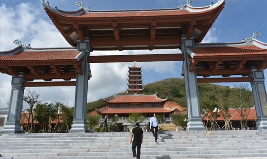 Khuôn viên rộng lớn trước sảnh Chánh Điện chùa Đại Tuệ. Ảnh: B.D