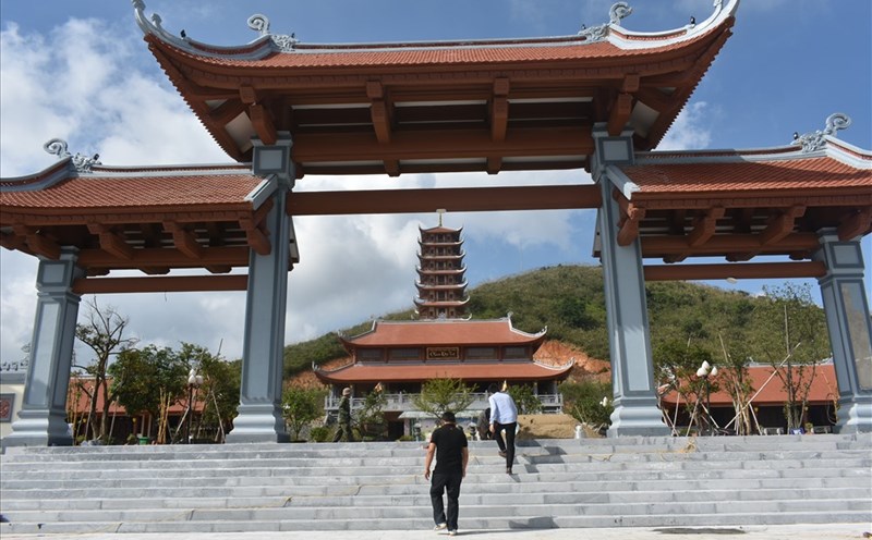 Khuôn viên rộng lớn trước sảnh Chánh Điện chùa Đại Tuệ. Ảnh: B.D