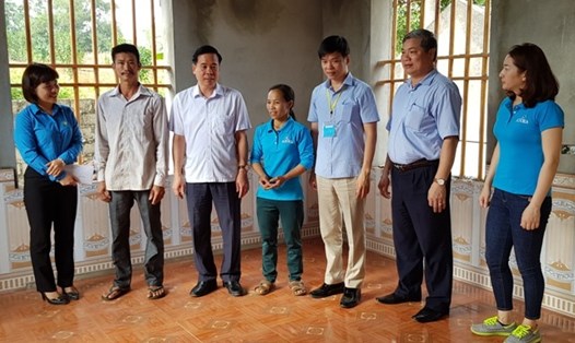 Đại diện lãnh đạo LĐLĐ Ninh Bình thăm ngôi nhà mới của gia đình chị Lại Thị Hoài. Ảnh: NT