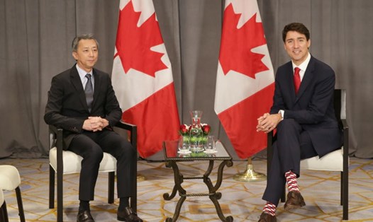 Thủ tướng Canada Justin Trudeau đi tất xanh, trắng, đỏ trong buổi tiếp Chủ tịch hãng Temasek. Ảnh: Straits Times