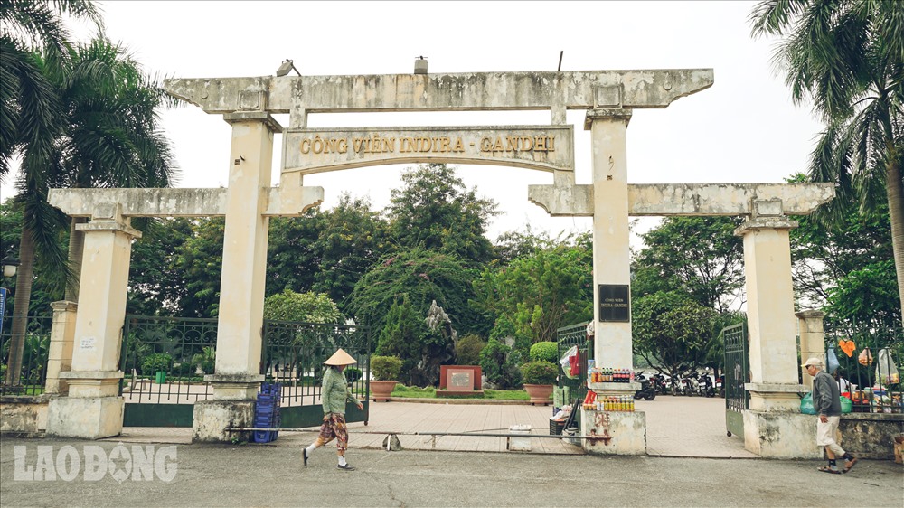 Là một trong tám công viên lớn nhất của Hà Nội, công viên Indira Gandhi nằm ở số 16, Láng Hạ, Ba Đình, Hà Nội, đối diện Trung tâm chiếu phim  Quốc Gia.