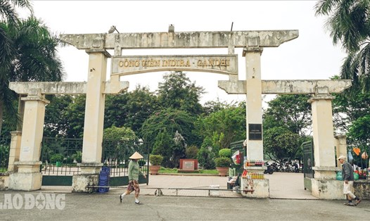 Là một trong tám công viên lớn nhất của Hà Nội, công viên Indira Gandhi nằm ở số 16, Láng Hạ, Ba Đình, Hà Nội, đối diện Trung tâm chiếu phim  Quốc Gia.