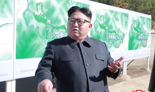 Ông Kim Jong-un trong lần thị sát một công trường xây dựng ngày 31.10.2018. Ảnh: Reuters