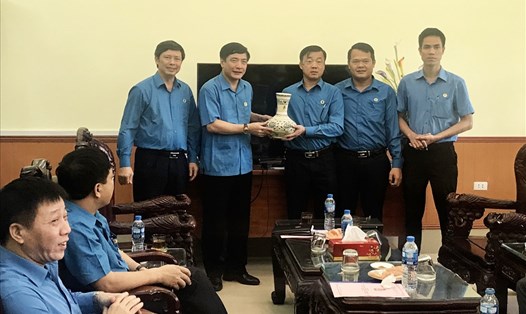 Uỷ viên TƯ Đảng, Chủ tịch Tổng LĐLĐVN Bùi Văn Cường tặng quà lưu niệm cho CĐ các KCN tỉnh Bắc Giang. Ảnh: H.A