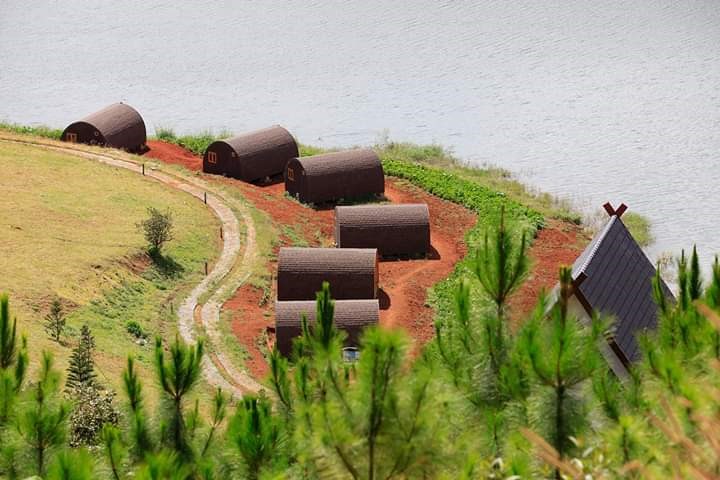 Các căn nhà gỗ xây trái phép xâm phạm khu du lịch quốc gia hồ Tuyền Lâm.