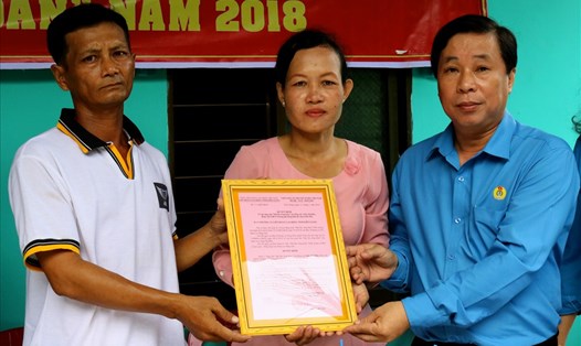 Chủ tịch LĐLĐ Kiên Giang Trần Thanh Việt trao mái ấm công đoàn cho gia đình đoàn viên Công đoàn Châu Thị Diên. Ảnh: LT