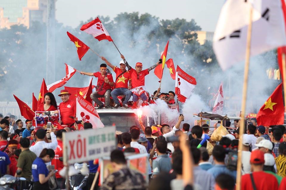 Các CĐV tạo ra không khí lễ hội bóng đá. 