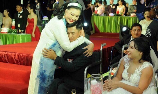 NSND Kim Cương tại lễ cưới của cặp đôi khuyết tật.