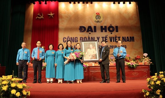 Uỷ viên Trung ương Đảng, Chủ tịch Tổng LĐLĐVN Bùi Văn Cường tặng ảnh Bác Hồ cho Công đoàn Y tế Việt Nam. 