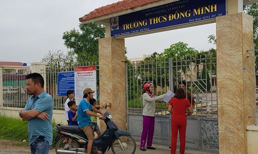 Người dân vây kín cổng Trường THCS Đồng Minh, nơi ông Lê Kim Đính làm hiệu trưởng để đòi tiền. Ảnh: Lưu Trang.