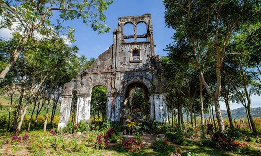 Nhà thờ cổ H'Bâu nằm dưới chân núi Chư Đang Ya hùng vĩ, thuộc làng Xõa (Chư Păh, Gia Lai). Ảnh: Chu Thế Dũng