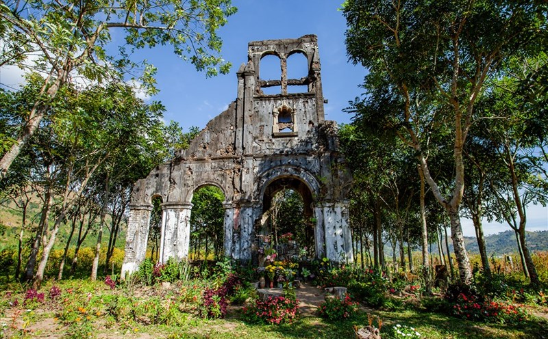 Nhà thờ cổ H'Bâu nằm dưới chân núi Chư Đang Ya hùng vĩ, thuộc làng Xõa (Chư Păh, Gia Lai). Ảnh: Chu Thế Dũng