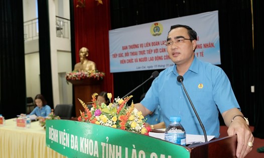 Chủ tịch LĐLĐ tỉnh Lào Cai Nguyễn Hữu Long phát biểu tại hội nghị.