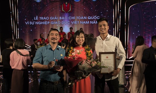 Nhóm tác giả báo Lao Động đoạt giải A báo chí về Giáo dục.