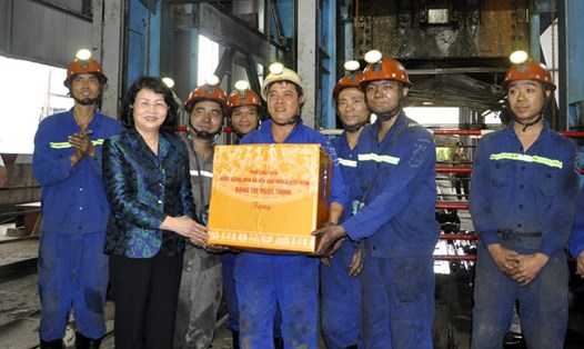 Phó Chủ tịch Nước Đặng Thị Ngọc Thịnh tặng quà khích lệ công nhân mỏ than Hà Lầm. Ảnh: BQN