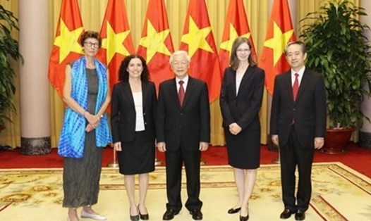 Tổng Bí thư, Chủ tịch Nước Nguyễn Phú Trọng với các Đại sứ. Ảnh: TTXVN. 