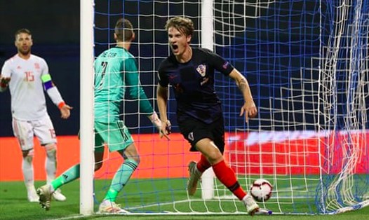 Tin Jedvaj vừa lập cú đúp giúp Croatia thắng Tây Ban Nha 3-2.