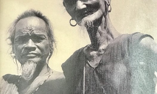Bức ảnh một người phụ nữ M'nông có râu (bên phải) đang được treo tại biệt điện Bảo Đại ở hồ Lắk. Ảnh: T.L