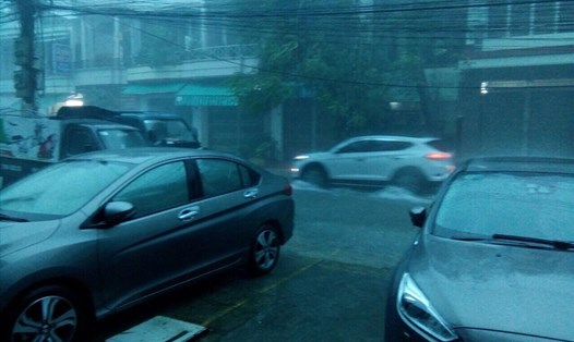 Nha Trang đang mưa lớn, gió mạnh, dông sét liên tục khiến người dân không thể ra đường. Ảnh: PV
