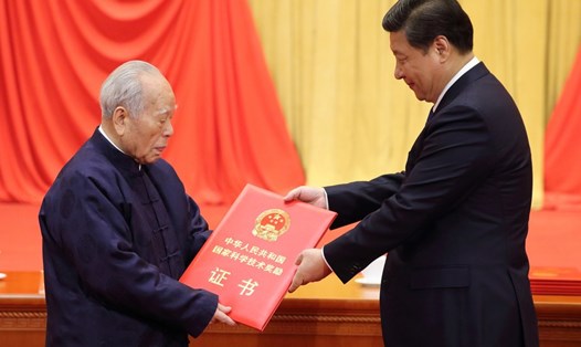 Chủ tịch Tập Cận Bình trao giải thưởng khoa học hàng đầu Trung Quốc cho ông Cheng Kaijia ở Bắc Kinh năm 2014. Ảnh: Global Look Press