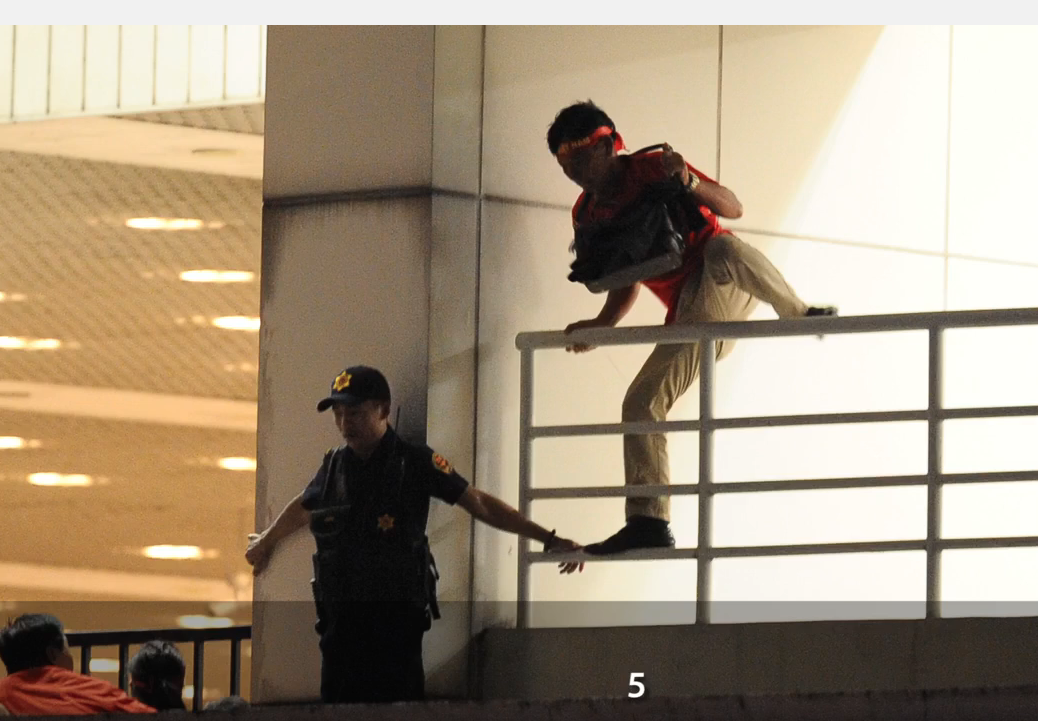 Cận cảnh nhân viên an ninh tuồn người vào sân. Ảnh cắt từ clip Sport5