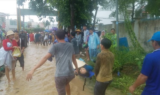 Các nạn nhân bị vùi lấp sau sạt lở tại thôn Thành Phát được tìm thấy chuyển đi cấp cứu. Ảnh: P.L