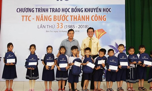 Lễ trao học bổng diễn ra tại Trường THPT Quản Trọng Hoàng, thuộc ấp An Lộc Giồng, xã An Thạnh, huyện Mỏ Cày Nam.