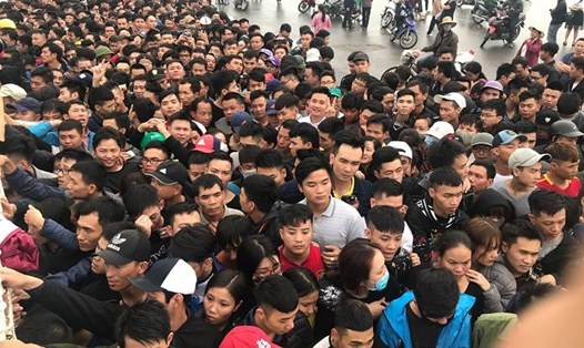 Hàng ngàn người chờ dưới mưa để mua vé xem trận Việt Nam - Malaysia vừa qua.