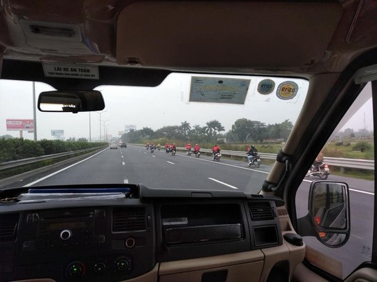 Nhóm "phượt" ngang nhiên phi vào cao tốc Pháp Vân - Cầu Giẽ sáng 18.11 gây xôn xao cộng đồng mạng.