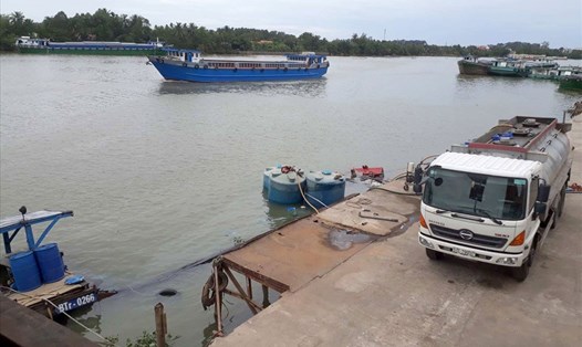 Xe bồn đang hút hóa chất từ các thuyền dưới sông Đồng Nai lên.