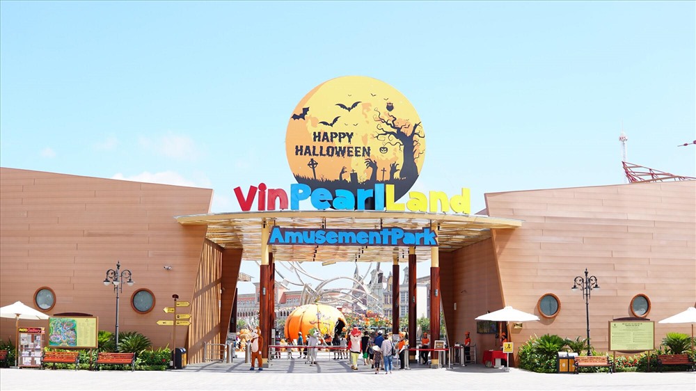 Cổng chính của khu vui chơi Vinpearl Land mang nhiều màu sắc phong phú. Ảnh: T.T