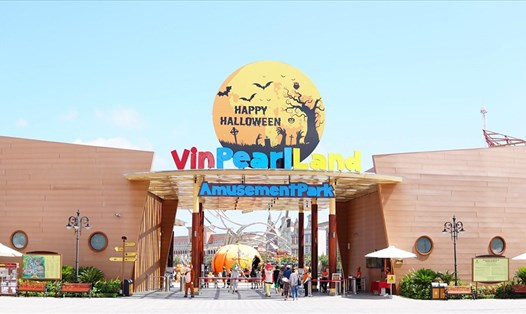 Cổng chính của khu vui chơi Vinpearl Land mang nhiều màu sắc phong phú. Ảnh: T.T