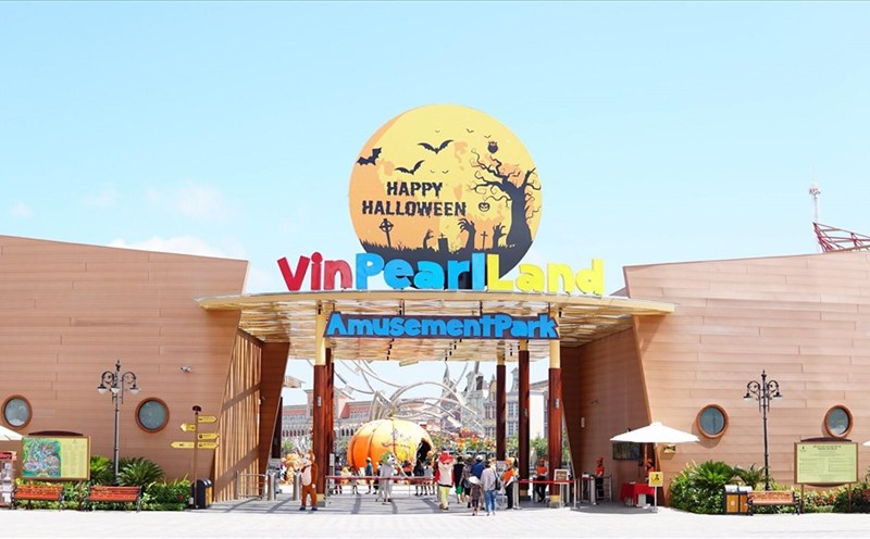 Cổng chính của khu vui chơi Vinpearl Land mang nhiều màu sắc phong phú. Ảnh: T.T