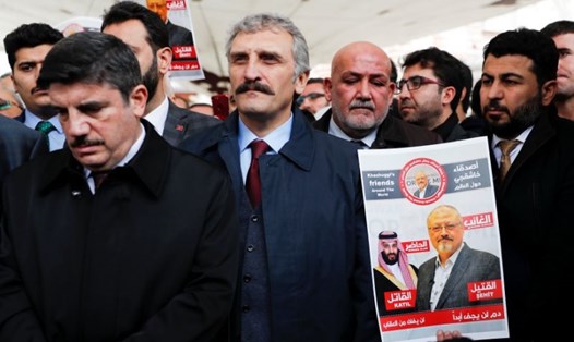 Những người dự tang lễ nhà báo Jamal Khashoggi ở Thổ Nhĩ Kỳ. Ảnh: Reuters.