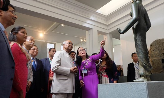 Tổng thống Ấn Độ và Phu nhân thăm Bảo tàng điêu khắc Chăm. (ảnh: Hoàng Vinh) 