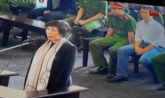 Bị cáo Phan Thu Hương (dì ruột của Phan Sào Nam) tại tòa. Ảnh CN.