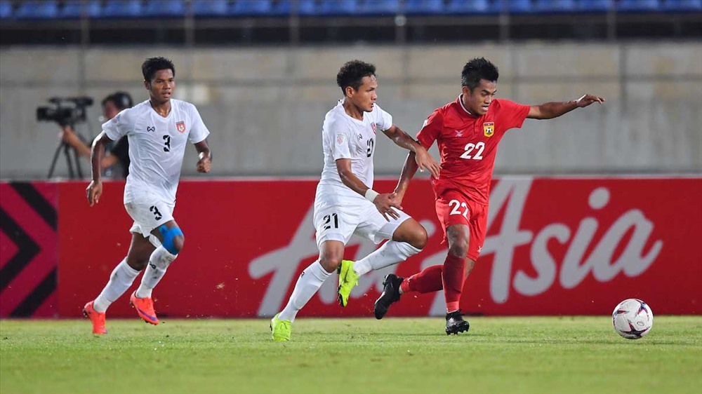 Hậu vệ trái Win Thain Thein (số 3) của ĐT Myanmar không thể ra sân trong trận đấu với ĐT Việt Nam vì nhận đủ 2 thẻ phạt ở vòng bảng. Ảnh: AFF