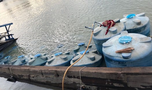 Các thùng chứa hóa chất nằm trên sông Đồng Nai