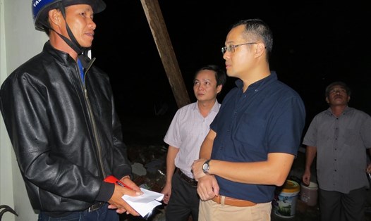 Chủ tịch tỉnh Phú Yên Phạm Đại Dương thăm hỏi các gia đình bị thiệt hại do lốc xoáy. 