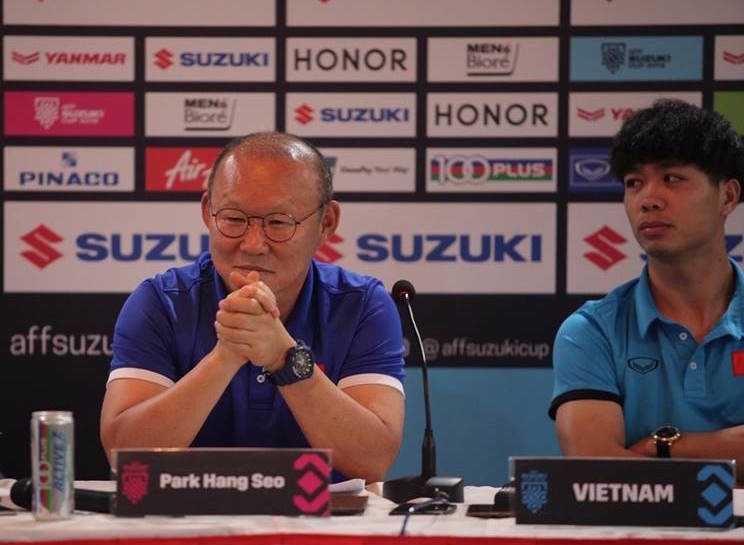 HLV Park Hang-seo và tiền đạo Công Phượng trong buổi họp báo. Ảnh: M.T 