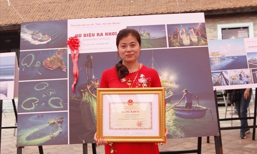 Cô giáo Nguyễn Thị Hoài Thu vinh dự là 1 trong 183 giáo viên được nhận bằng khen của Bộ trưởng Bộ Giáo dục Đào tạo. Ảnh: Nguyễn Hà 