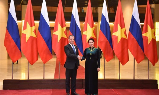 Chủ tịch Quốc hội Nguyễn Thị Kim Ngân và Thủ tướng Liên bang Nga Dmitry Medvedev. Ảnh: Sơn Tùng.
