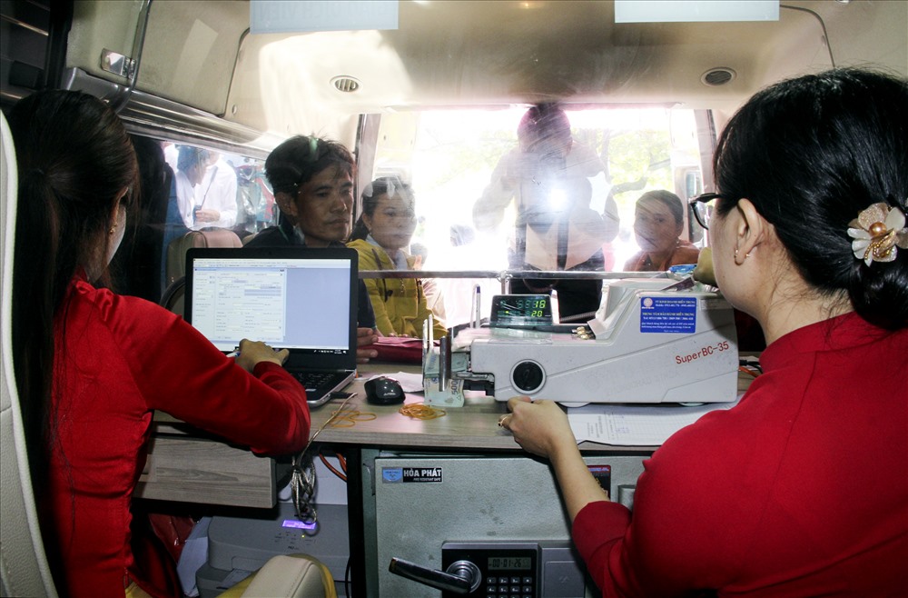 Điểm giao dịch lưu động giúp người dân vùng sâu, vùng xa phát triển sản xuất. 