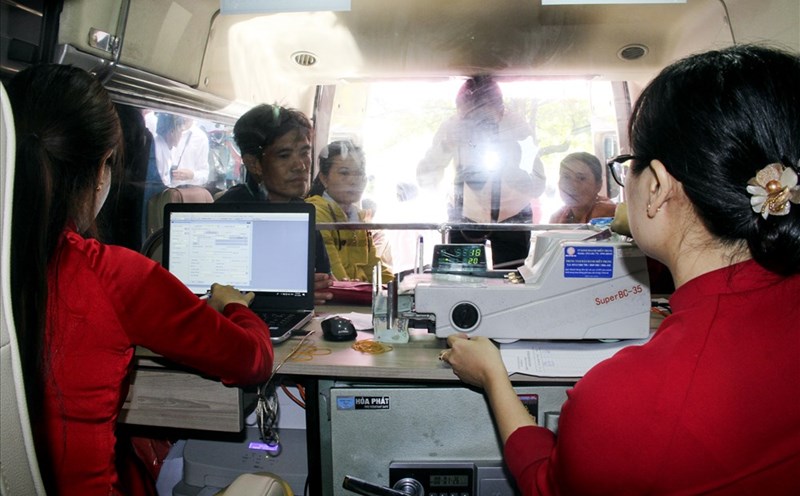 Điểm giao dịch lưu động giúp người dân vùng sâu, vùng xa phát triển sản xuất.