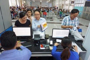 Hành khách mua vé tàu ở ga Sài Gòn.  Ảnh: M.Q