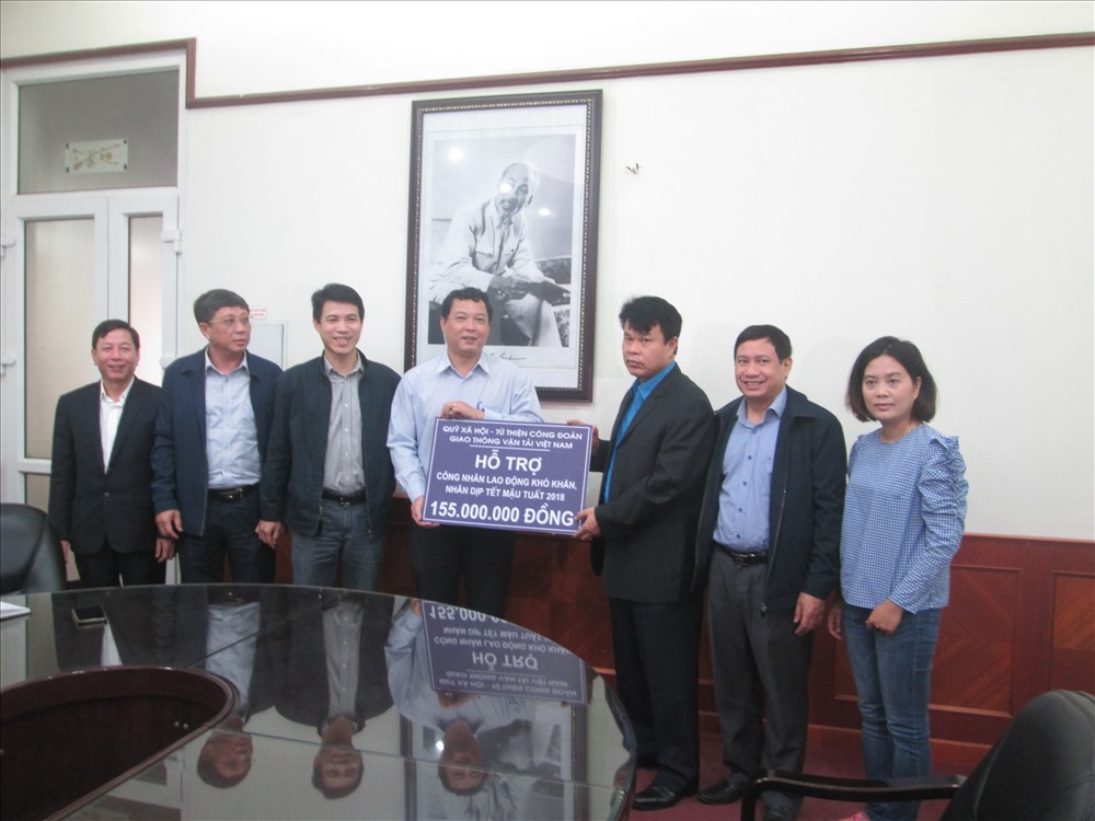 Lãnh đạo CĐ GTVT Việt Nam trao hỗ trợ cho đại diện CNLĐ có hoàn cảnh khó khăn, nhân dịp Tết Nguyên đán Mậu Tuất 2018. Ảnh: Văn Cảnh