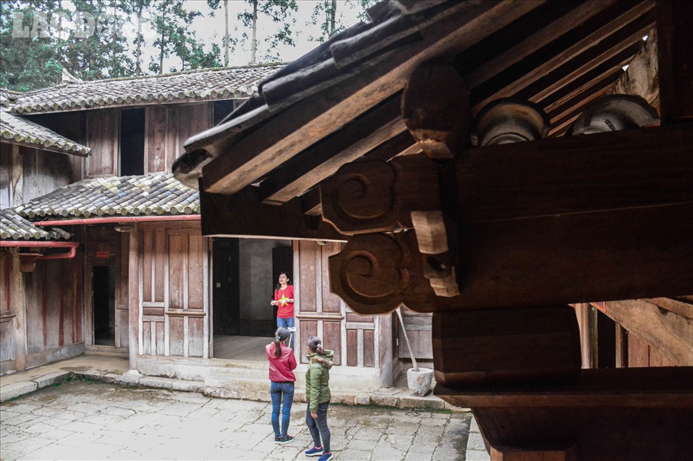 Tòa nhà dựng bằng gỗ, lợp mái ngói âm dương đến nay các tấm lợp vẫn giữ được nguyên bản. Hệ thống nước mưa thời trước được làm bằng một loại tôn đem về từ Pháp, qua đó dẫn nước mưa ra một chiếc bể chứa lớn sau nhà.