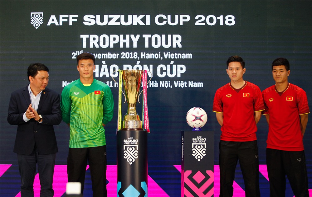 Các cầu thủ ĐTVN bên chiếc cúp vô địch AFF Suzuki Cup 2018. Ảnh: Đ.H