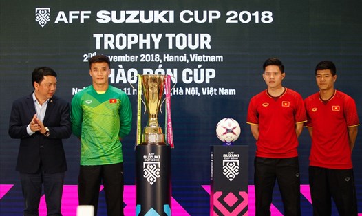 Các cầu thủ ĐTVN bên chiếc cúp vô địch AFF Suzuki Cup 2018. Ảnh: Đ.H